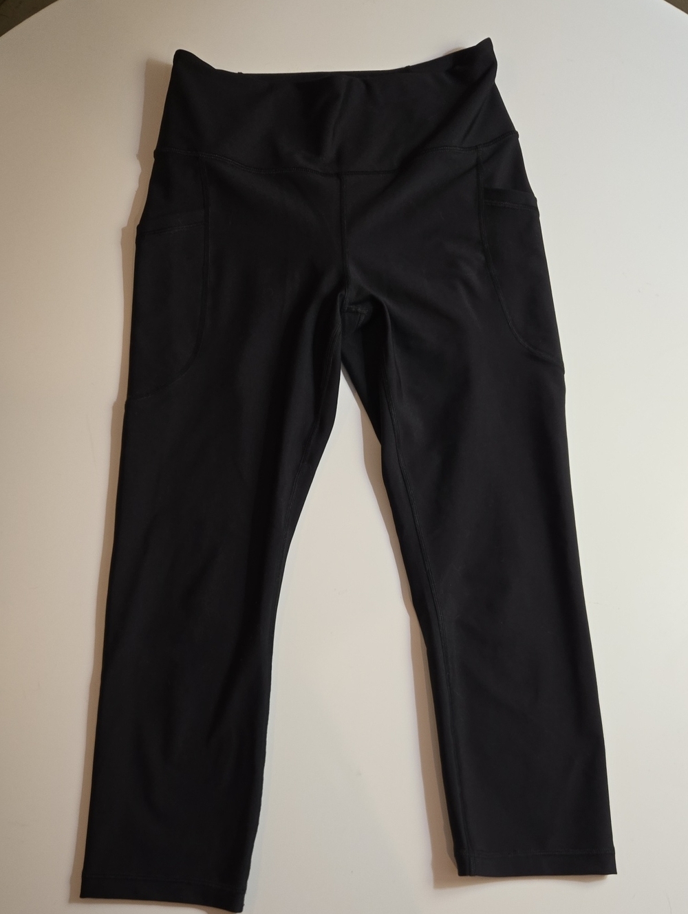 Old Navy Black High-Rise Capri Leggings with Side Pockets